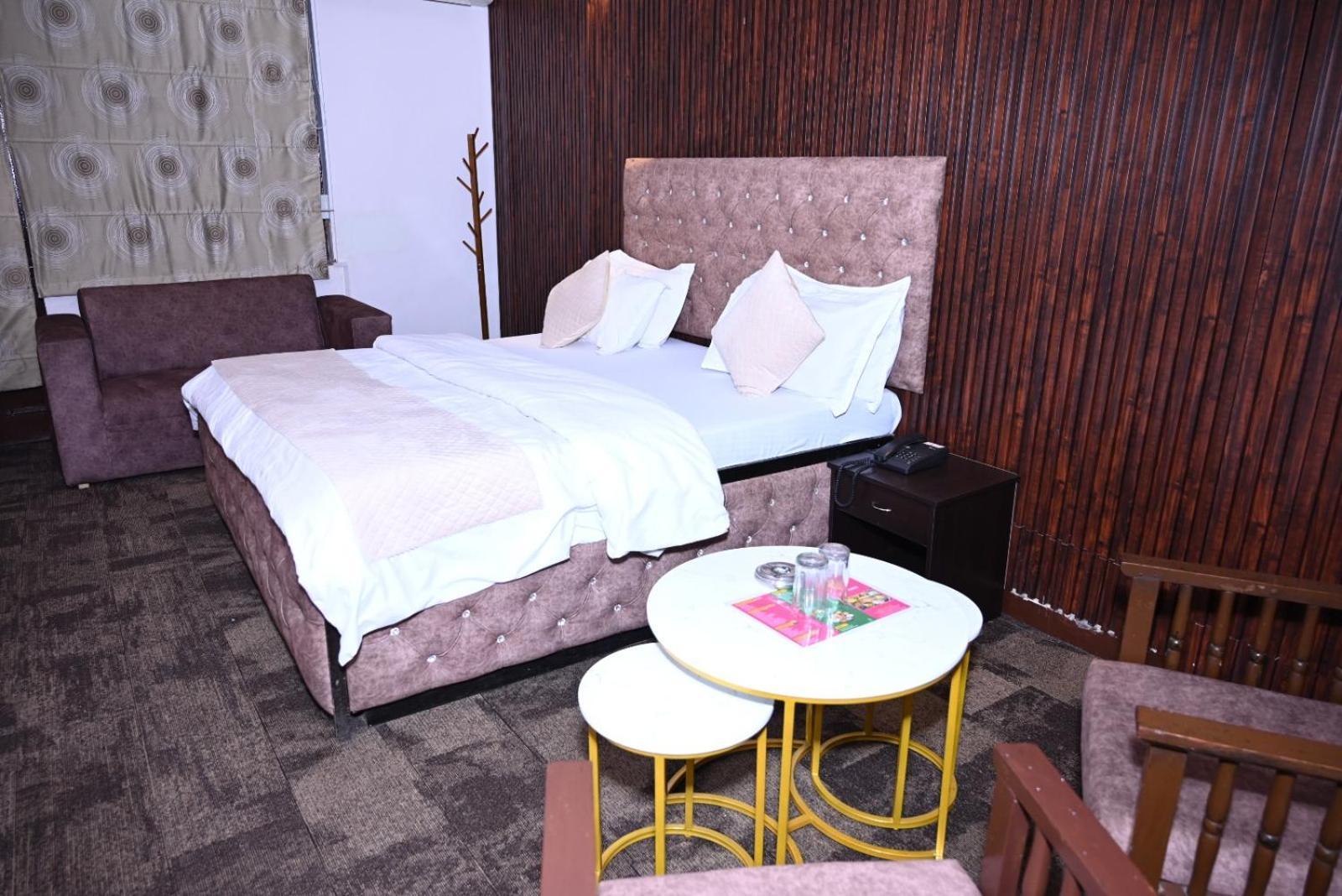 Hotel Kuber Rāi 外观 照片