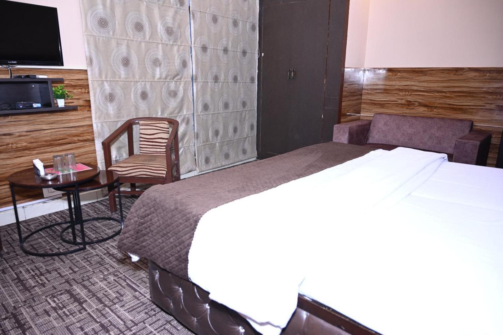 Hotel Kuber Rāi 外观 照片