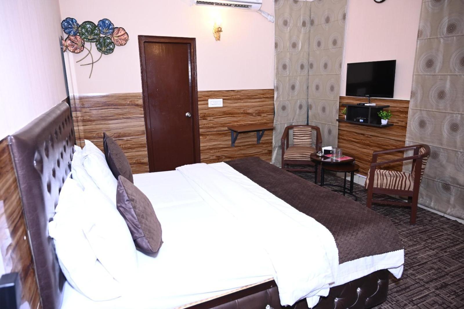 Hotel Kuber Rāi 外观 照片