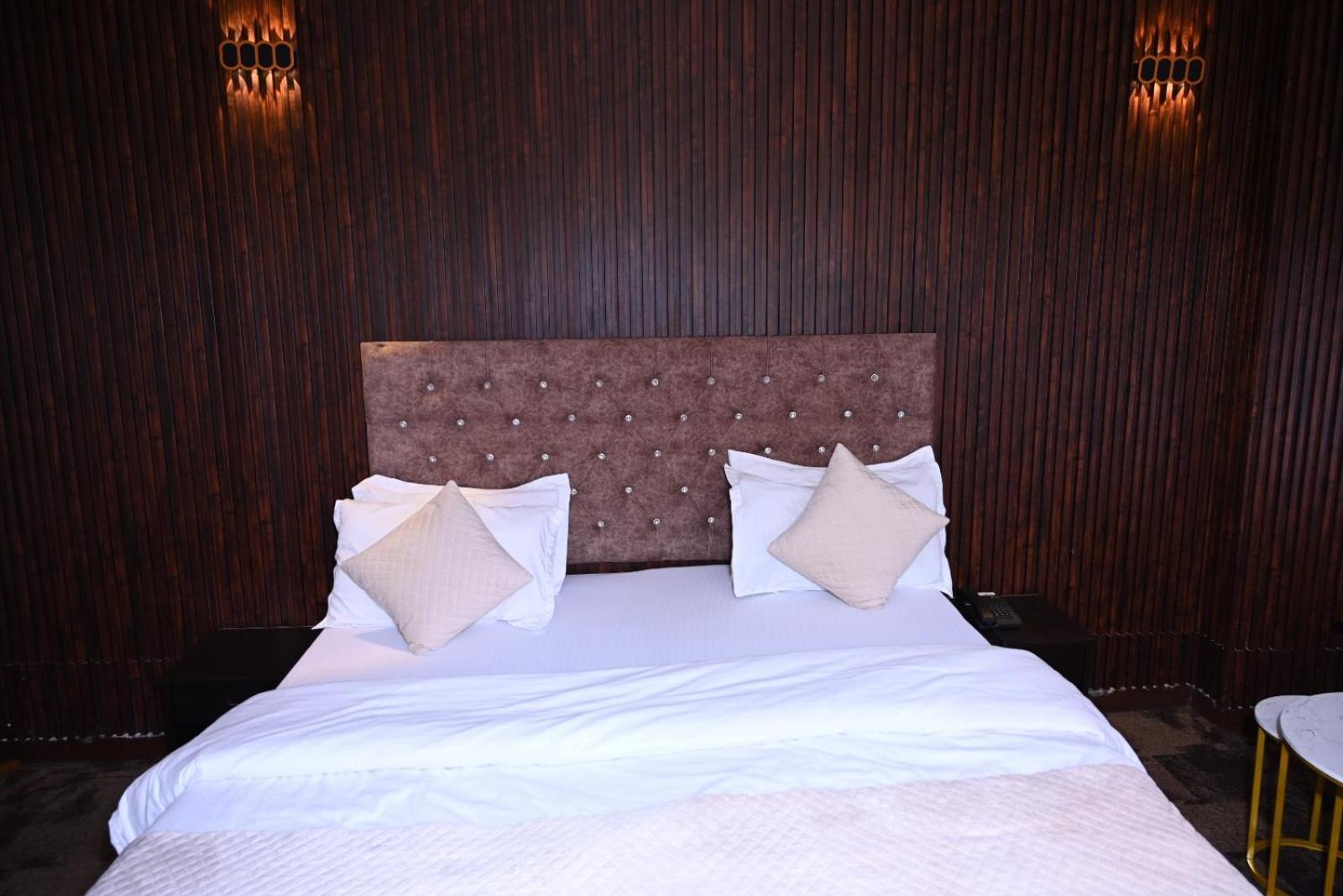 Hotel Kuber Rāi 外观 照片
