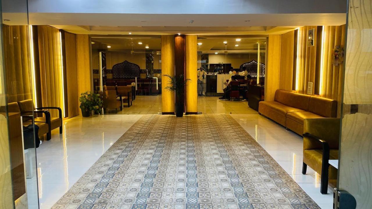 Hotel Kuber Rāi 外观 照片