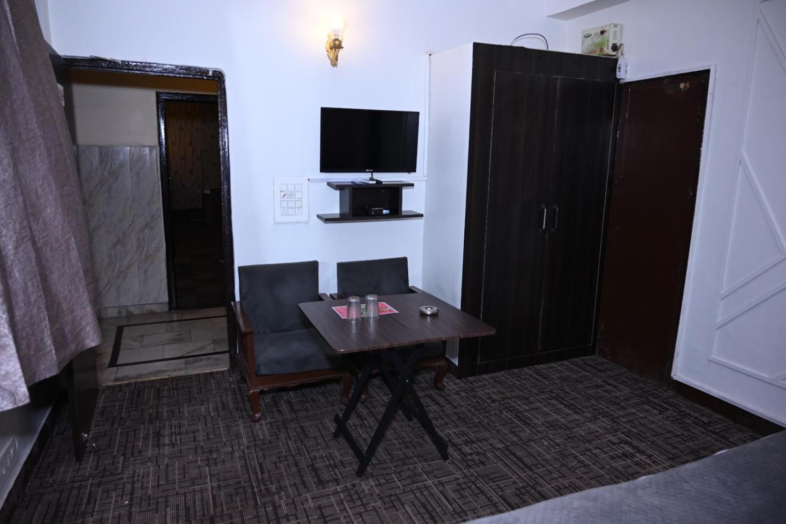 Hotel Kuber Rāi 外观 照片
