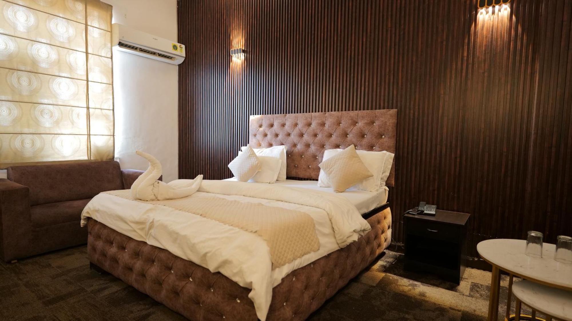 Hotel Kuber Rāi 外观 照片