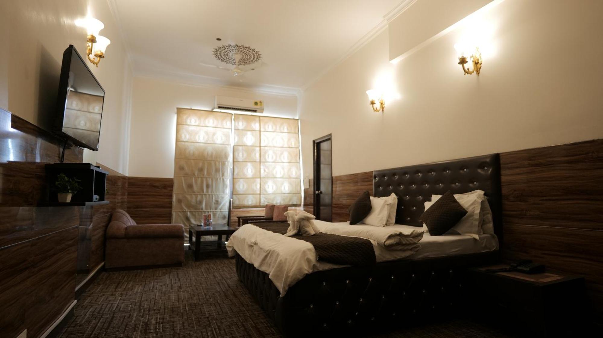 Hotel Kuber Rāi 外观 照片